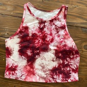 Tempo Crop tank
Red Tie Dye
Size Medium